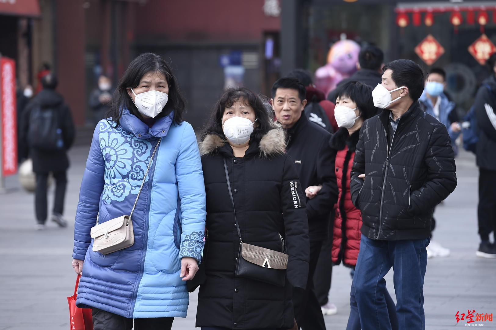 节拍天下 大年初一成都街头游人少 市民自觉戴口罩出行