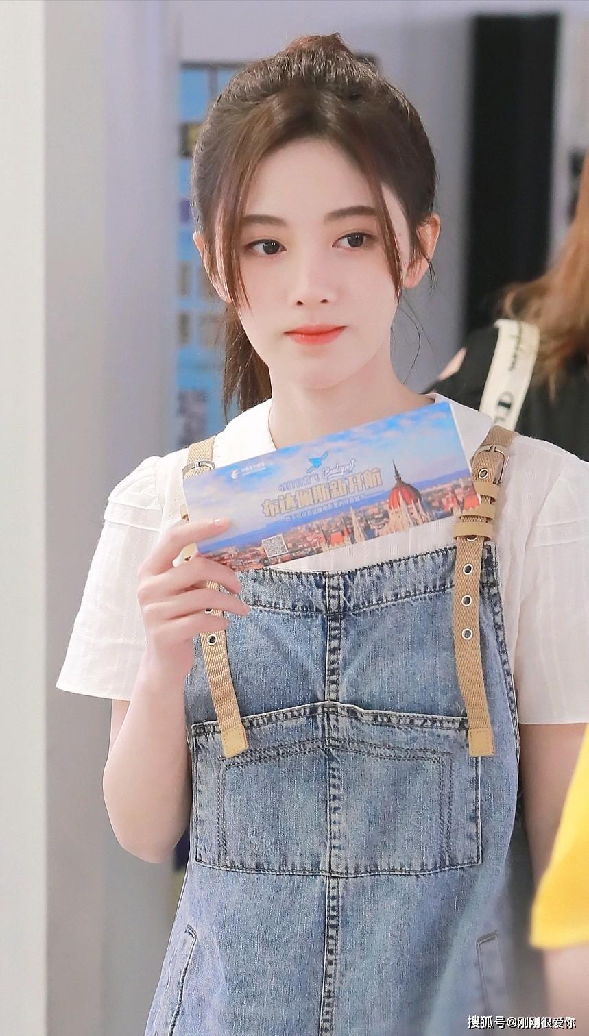 什么叫做白板少女 e0980144a83d487cae378ca9e58a303b.jpeg