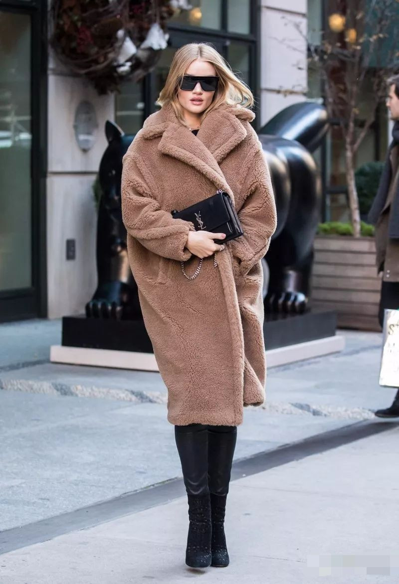 皮草外套短款女黑色 e8467638c5ab4ca2a251703e1a6f558f.jpeg