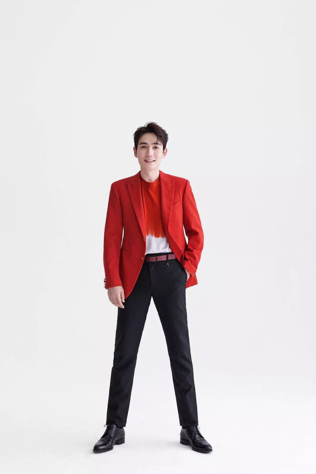 红色西装,内搭 balmain 拼色t恤