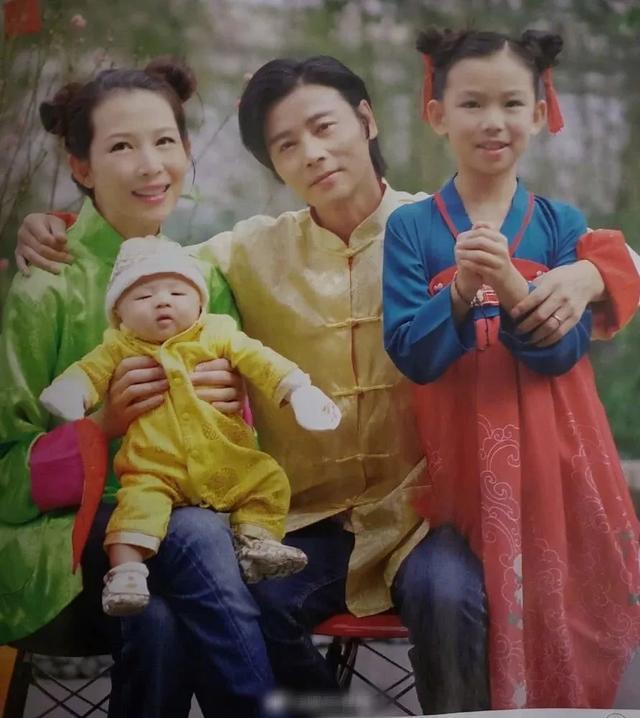 蔡少芬张晋晒全家福一家五口穿唐装三胎儿子眯眯眼好可爱