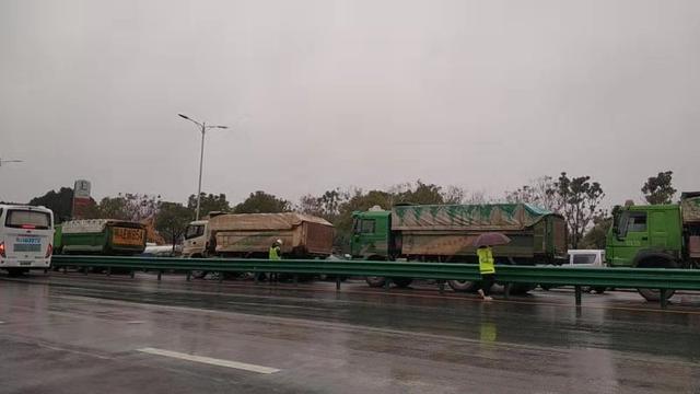 为快速跟进武汉"小汤山"医院的网络建设覆盖工程,1月23日,中国移动武汉分公司迅速启动通信保障紧急预案,召集施工力量投入蔡甸知音湖区域的网络建设.