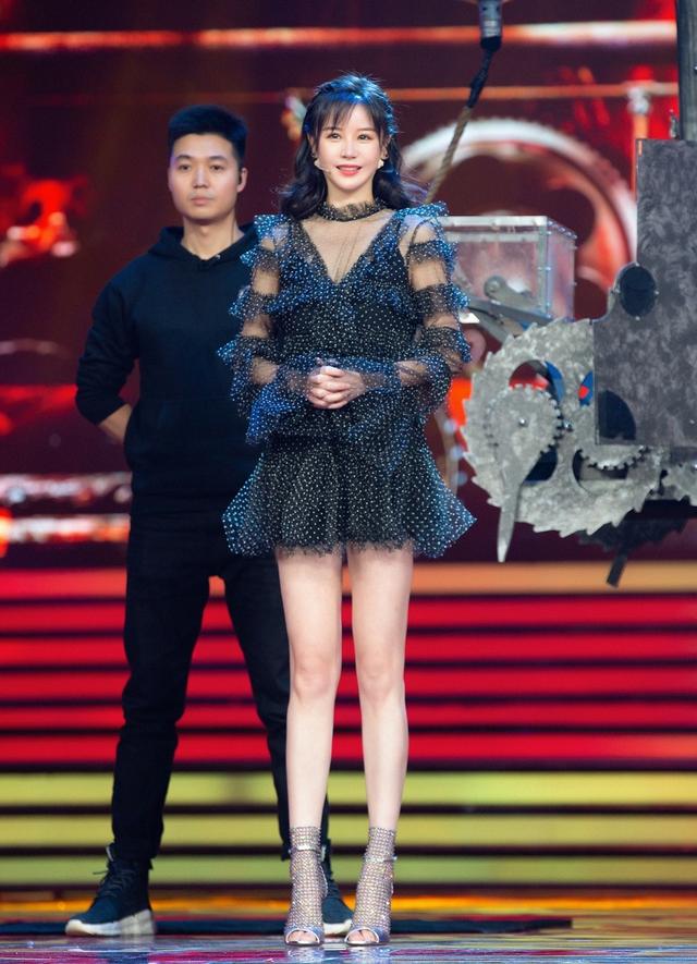 春晚美腿杀组团来袭邱意浓长腿吸睛无数