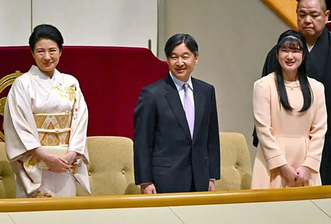 当地时间1月25日,雅子皇后和德仁天皇带着18岁的女儿爱子公主在东京