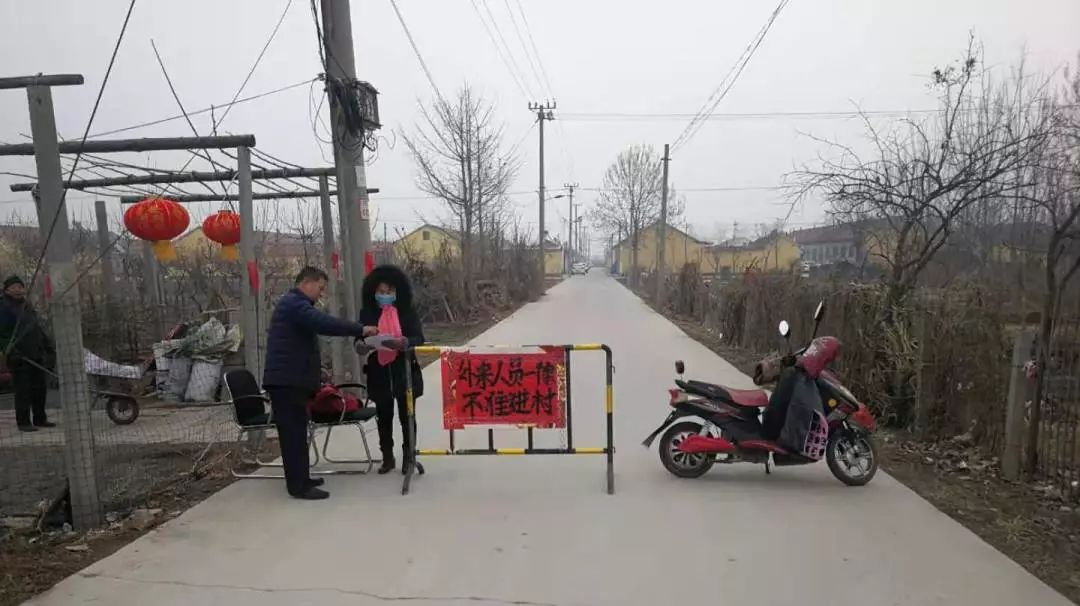 疫情防控明白纸,温馨提示4000多张,悬挂宣传标语600多幅,管控辖区道路