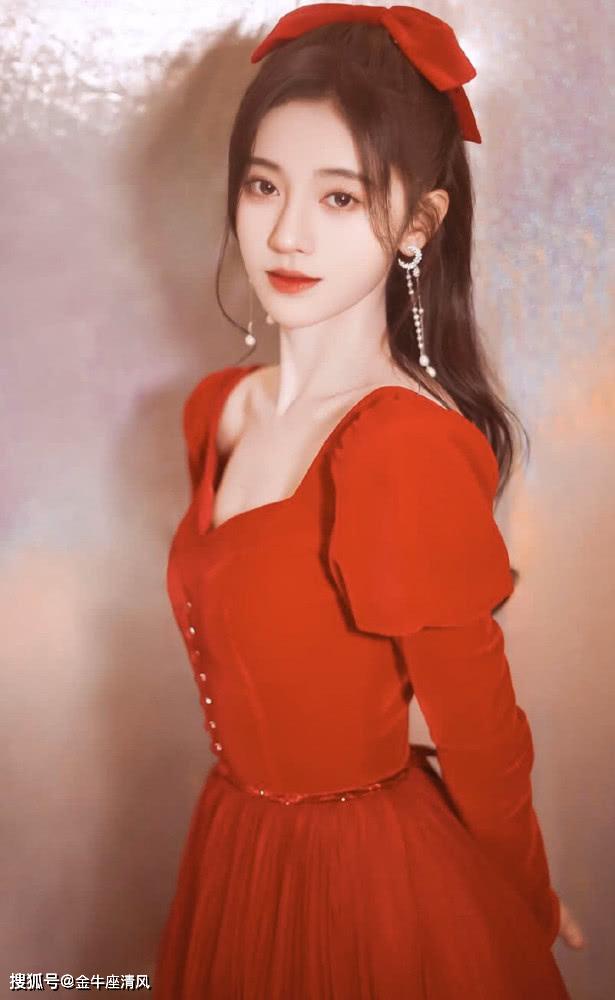原创鞠婧祎穿喜庆红裙的春晚造型见过没这颜值真配得上四千年美女的