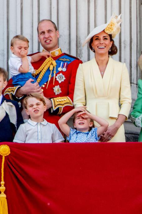 凯特王妃演绎高街与奢侈品混搭，还配上了刻着三个孩子名字的项链