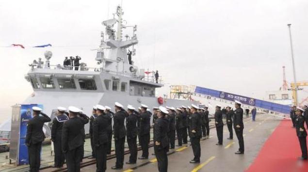 《大批中国造军舰接连下水，南海邻国上将亲自迎接，机会千载难逢》