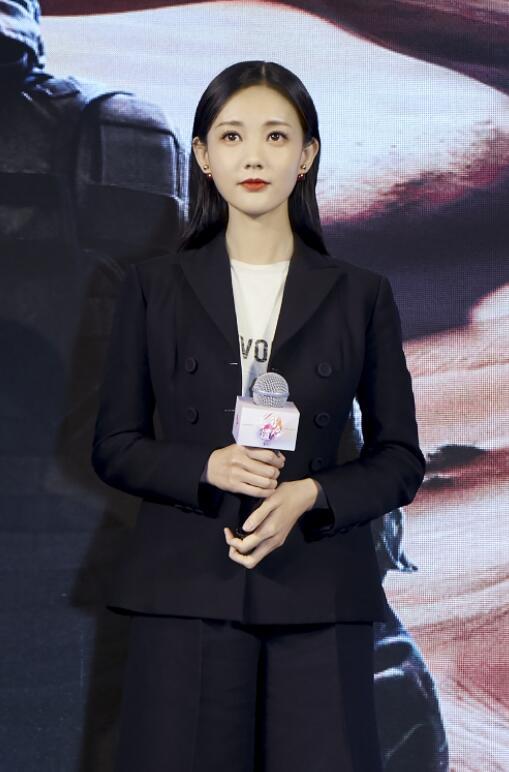 李一桐真的太瘦了,西装尽显小蛮腰,裤子大到能塞下四条腿