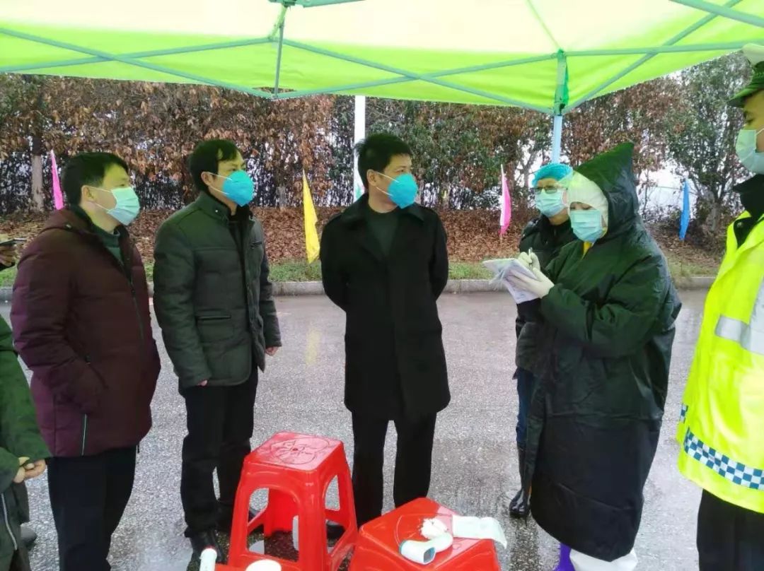 1月25日余江区政府副区长谢永敬冒雨到辖区内四个高速出口及区人民