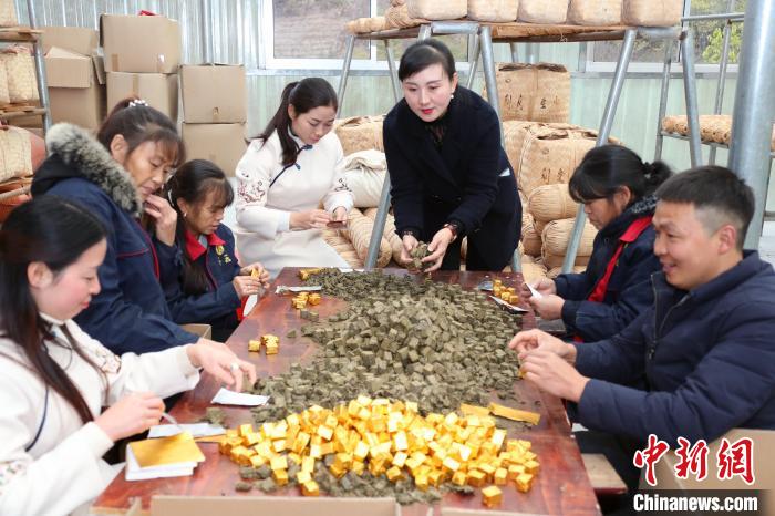 安化贫困人口_贫困山区的孩子图片(3)
