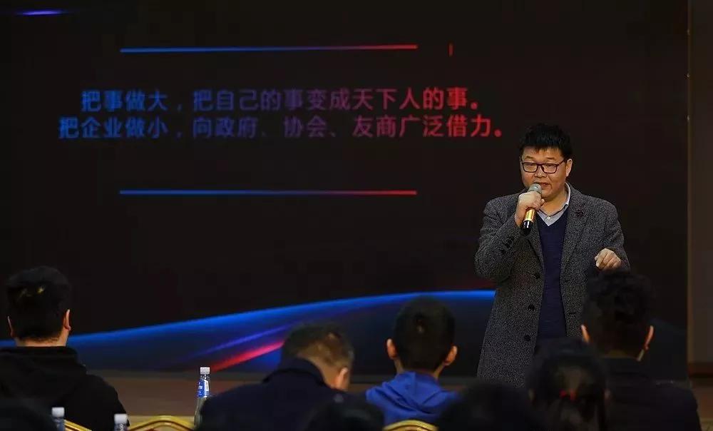 由于不满足只播放别人的作品，2012年，张辉决定成立亚新文化传媒集团，进