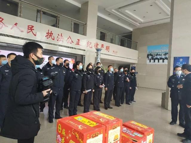 万荣县领导春节慰问一线执勤民警