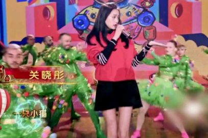 时尚-关晓彤穿短裙参加春晚被抓拍,关掉美颜滤镜后,真实腿型成亮点