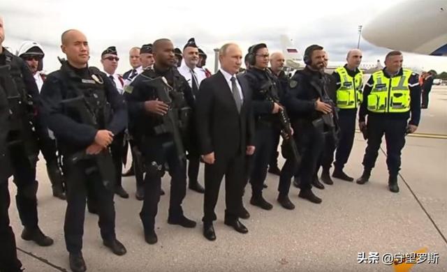 这张普京与以色列特种兵的合影，被网民看出了“玄机”