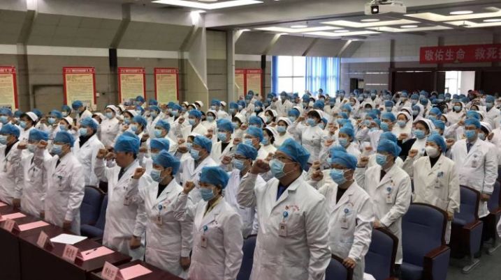 感动!自治区人民医院确定21人医疗队驰援武汉!党委书记泪洒当场