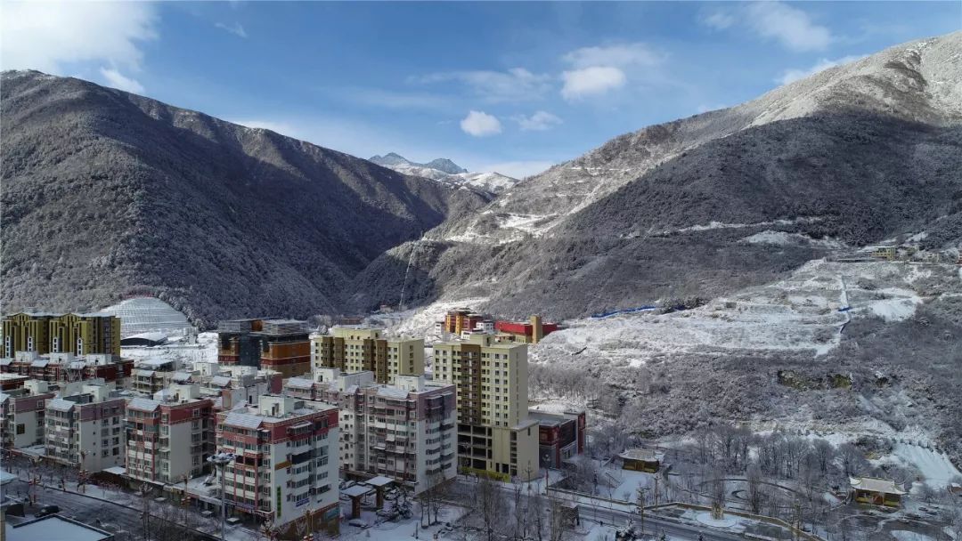 航拍2020大年初一的康定新城雪景