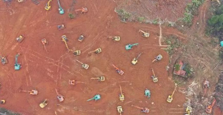 与病毒拼速度!武汉火神山医院第一间病房建成,"基建狂魔"再显神威!