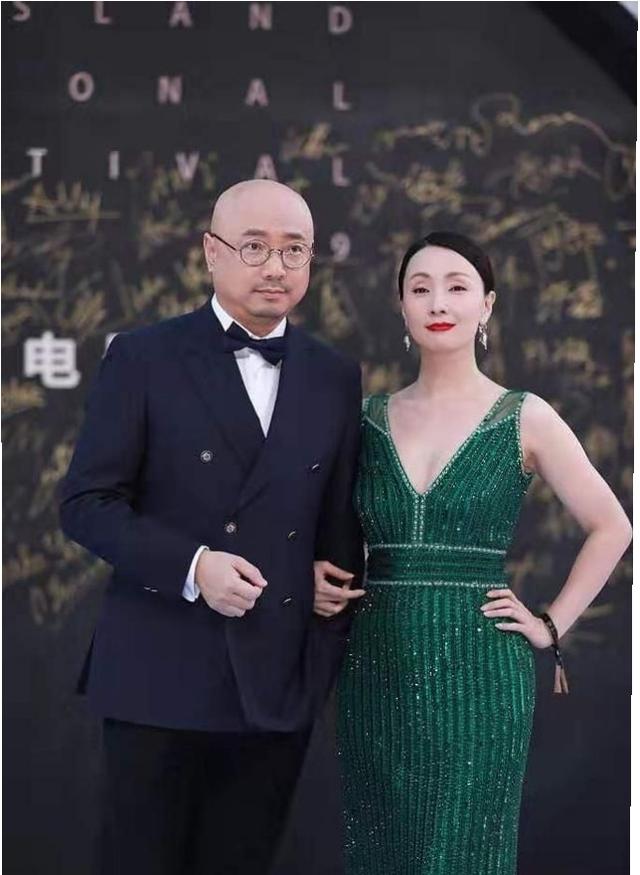 徐峥陶虹共同现身活动,陶虹绿色深v礼服显肤白,尽显成熟韵味