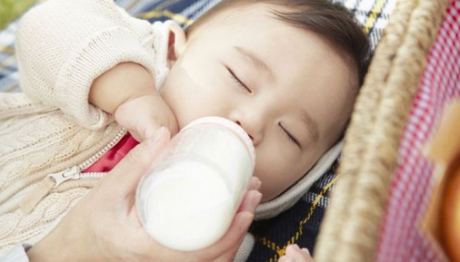 如何让宝宝从母乳过渡到奶瓶？很多宝妈不清楚，早知道，早安排