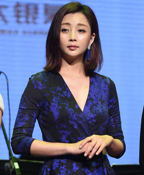 40岁殷桃抹胸照曝光,身材超好,婚姻一直是个迷
