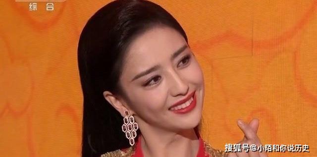 时尚-佟丽娅跨界主持春晚!一颦一笑太惊艳!网友:气场比李思思强!
