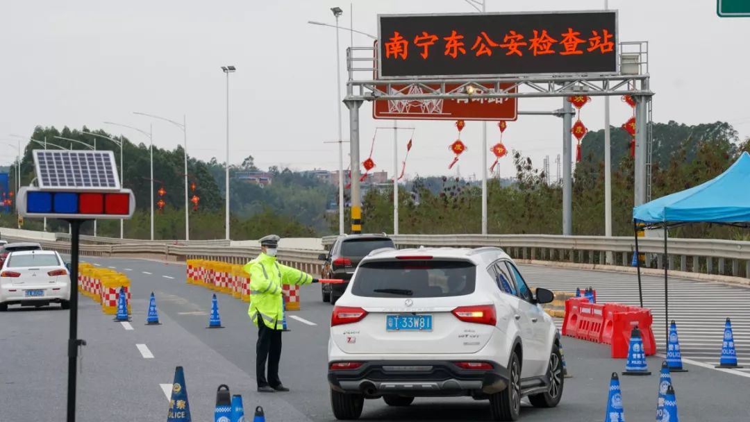 本地 走这里的请注意!南宁东收费站提前迎来进城高峰