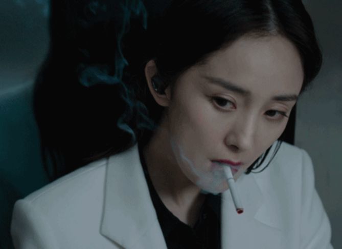 时尚-女星“抽烟”镜头,刘亦菲生疏,杨幂霸气,只有她堪称教科书级别