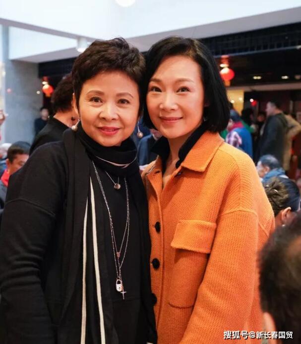 58岁董文华近照曝光,出席活动与黄宏同框,容颜未老气色好