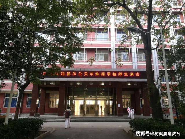 获北大双学士、清华硕士的学霸，却遭外企拒聘，转行当老师终成名