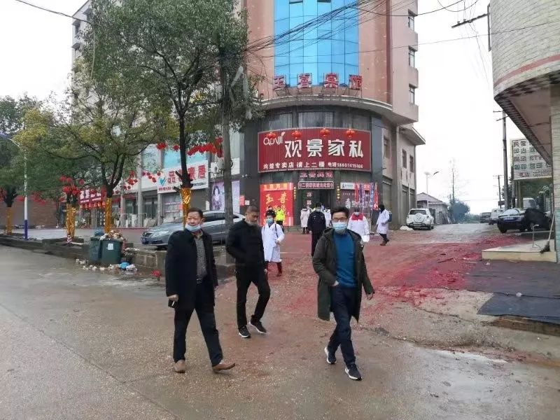 对均楚镇内门店,集市,宾馆等人员密集场所进行巡查召开多部门联动