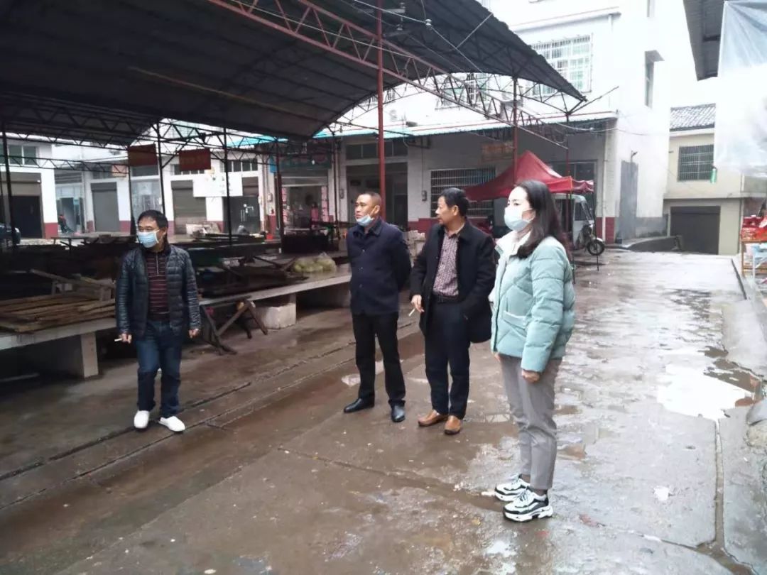 对均楚镇内门店,集市,宾馆等人员密集场所进行巡查召开多部门联动