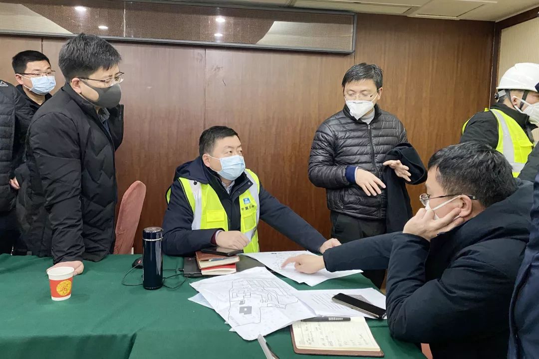 与病毒拼速度!武汉火神山医院第一间病房建成,"基建狂魔"再显神威!