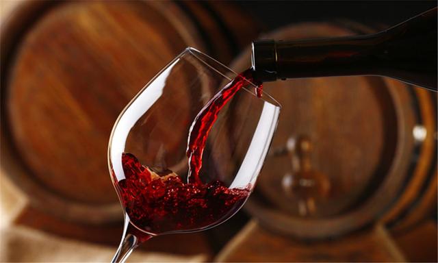 82年的拉菲,耳熟能详,有钱人真的很喜欢这款酒