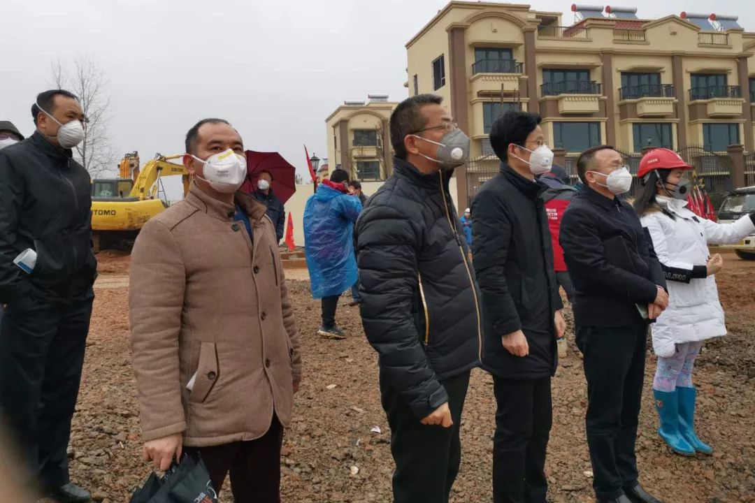 与病毒拼速度!武汉火神山医院第一间病房建成,"基建狂魔"再显神威!