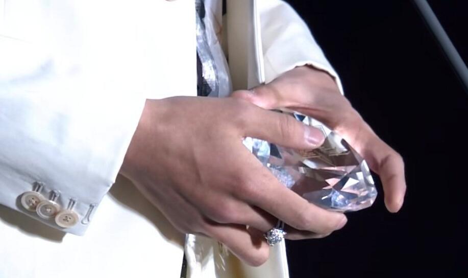 十三哥横店视频买钻戒 00259921a0bd403fbd402aecd98956c9.jpeg