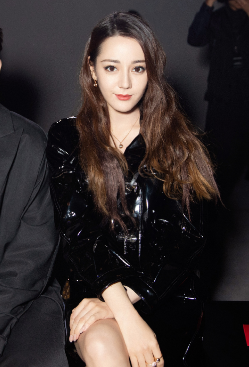 迪丽热巴怎么了?活动形象风格大变,一脸落寞表