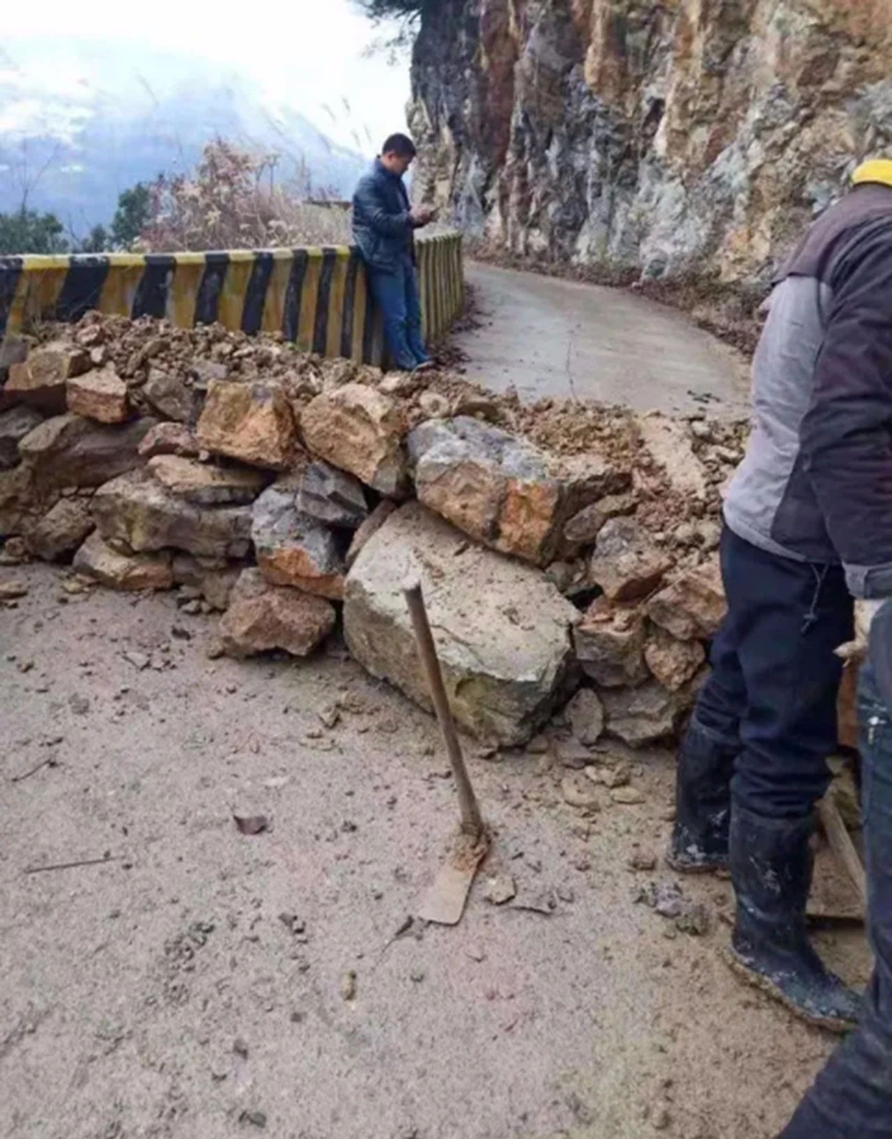 “硬核”封路办法被点赞 却不知有这么多隐患