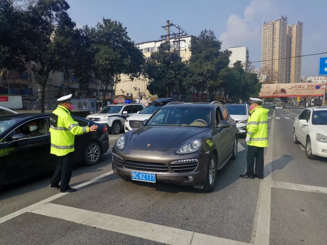 设卡劝返过往车辆
