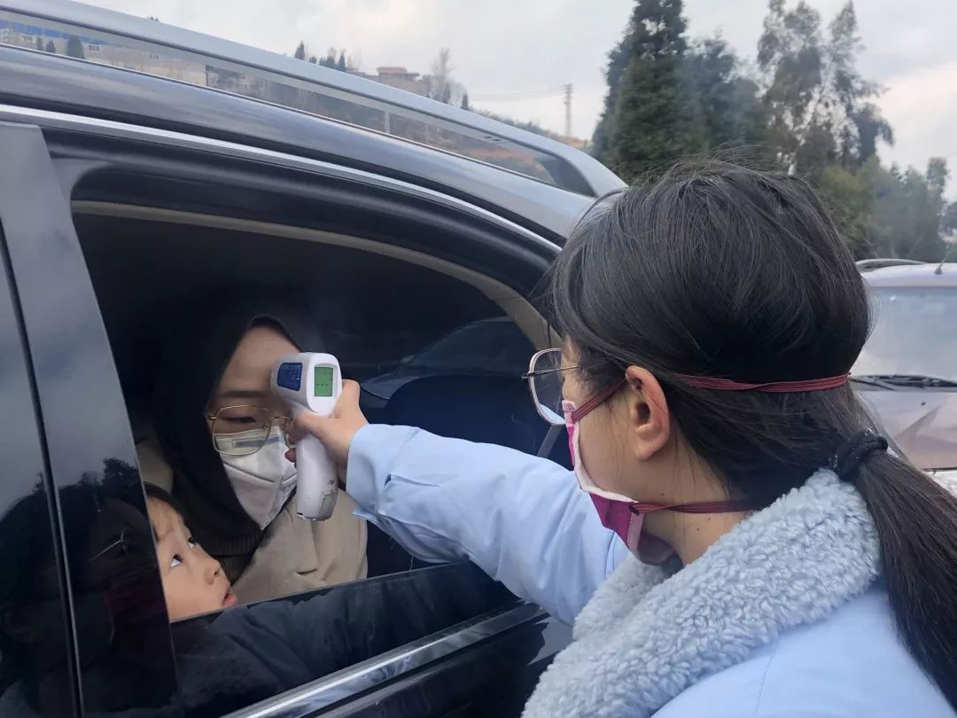 注意个旧不封城在入城主要路口设置体温检测点疫情防控关乎生命安全请