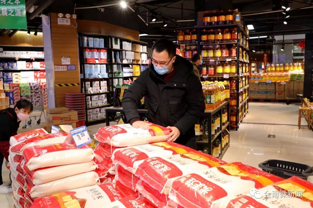 位于江畔湾市场的宏昌超市,市民正在有序购物,工作人员及时补充货物