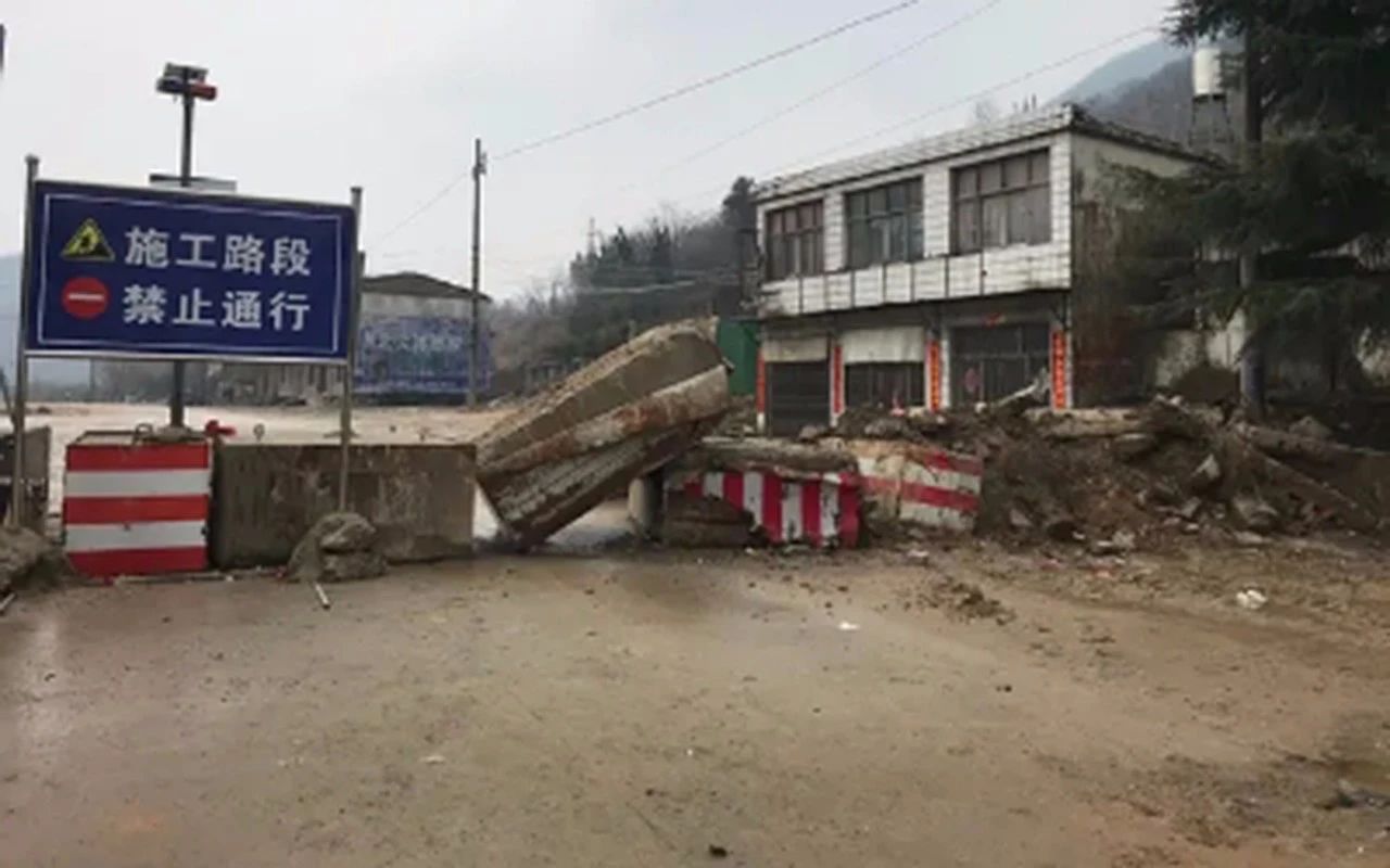 “硬核”封路办法被点赞 却不知有这么多隐患