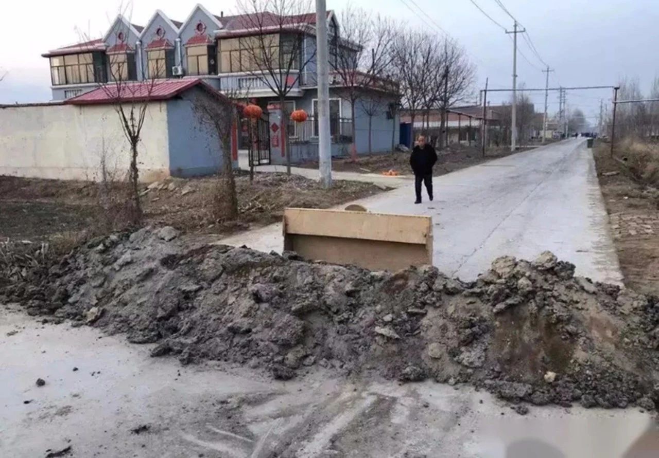 “硬核”封路办法被点赞 却不知有这么多隐患