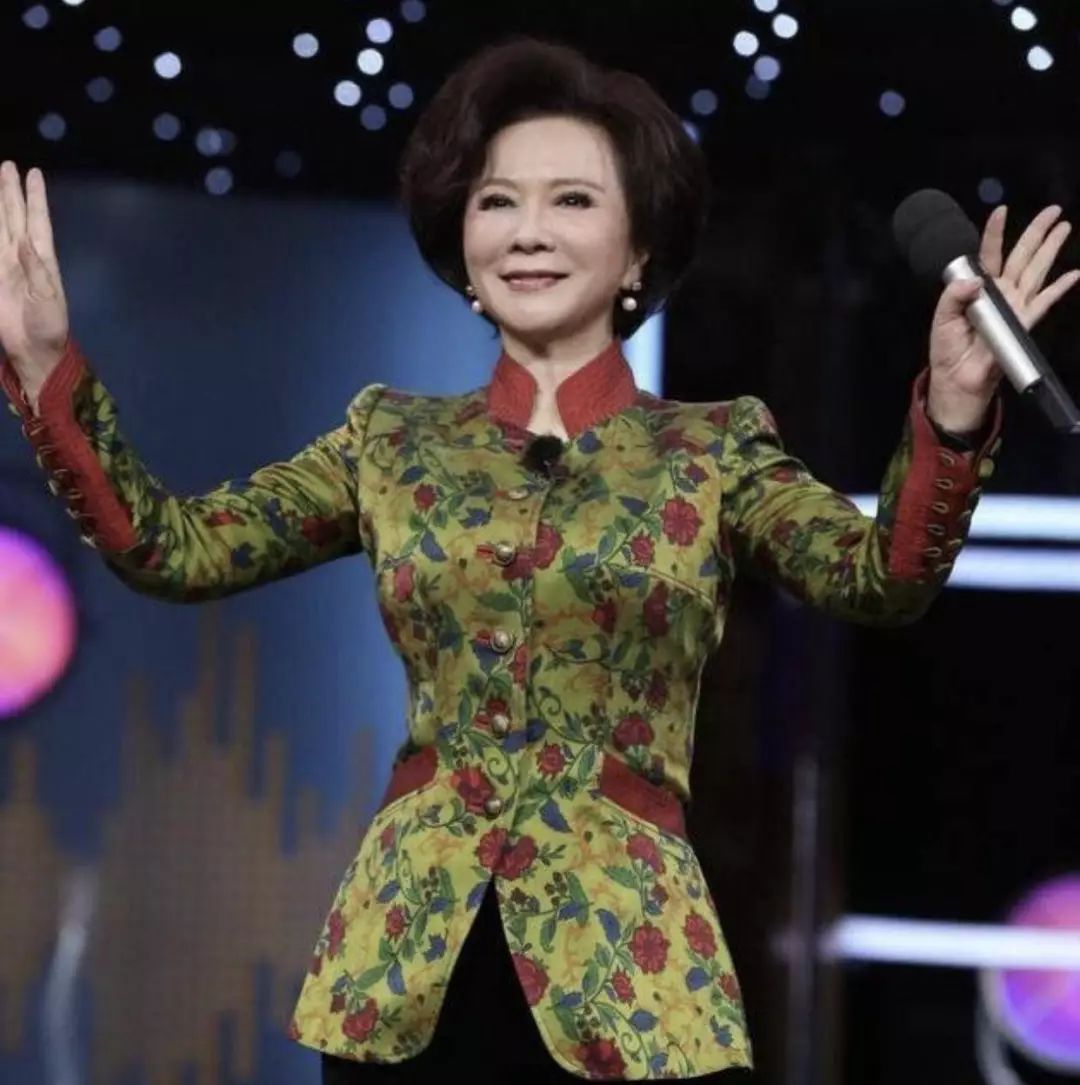 春晚落幕却不见蔡明人生起起伏伏愿我们都能笑着度过