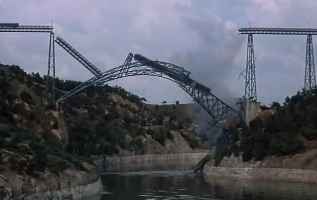 电影《卡桑德拉大桥》中的人性：可怕的不是病毒而是丧失理智