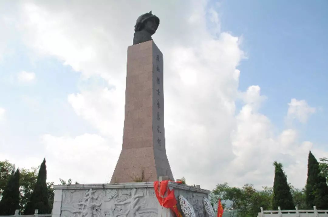 法卡山烈士陵园,坐落在广西凭祥市夏石镇322国道旁.