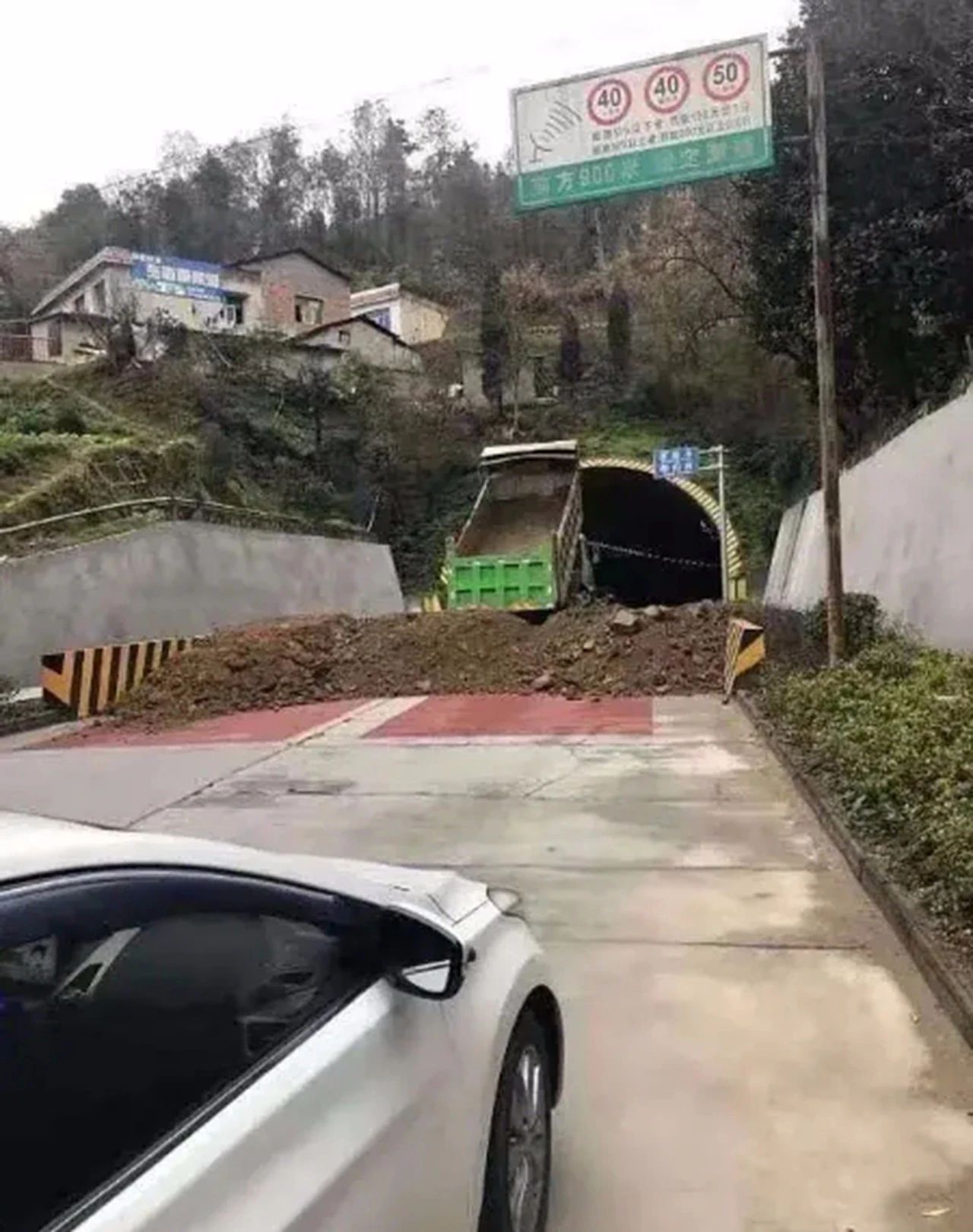 “硬核”封路办法被点赞 却不知有这么多隐患