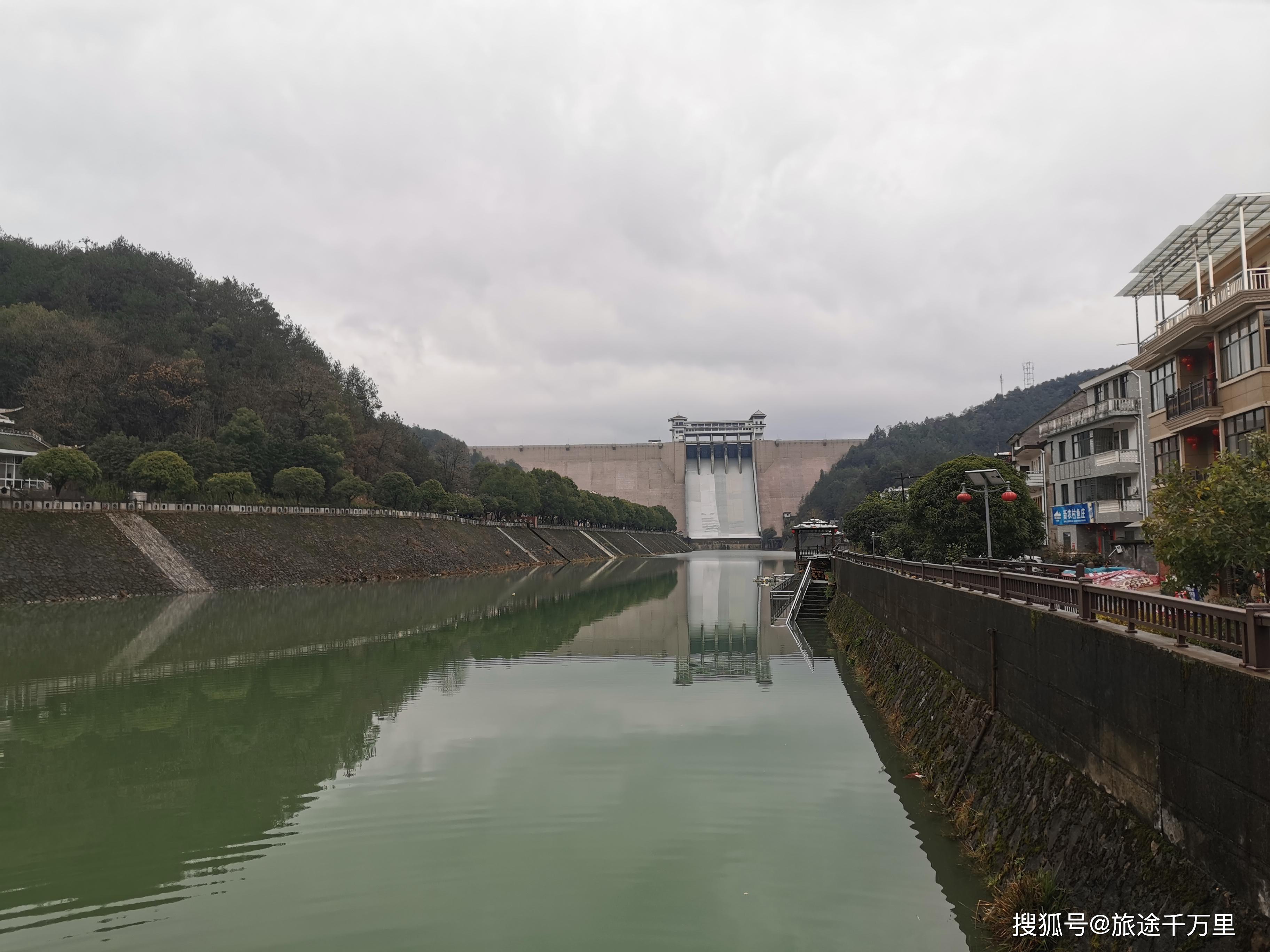 浙江衢州江山醉美碗窑水库月亮湖,还有毛主席语录