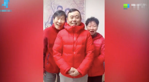 「娱会火」原创潘长江与八旬父母同框，曾自曝五岁得怪病，母亲伤心落泪自觉有愧