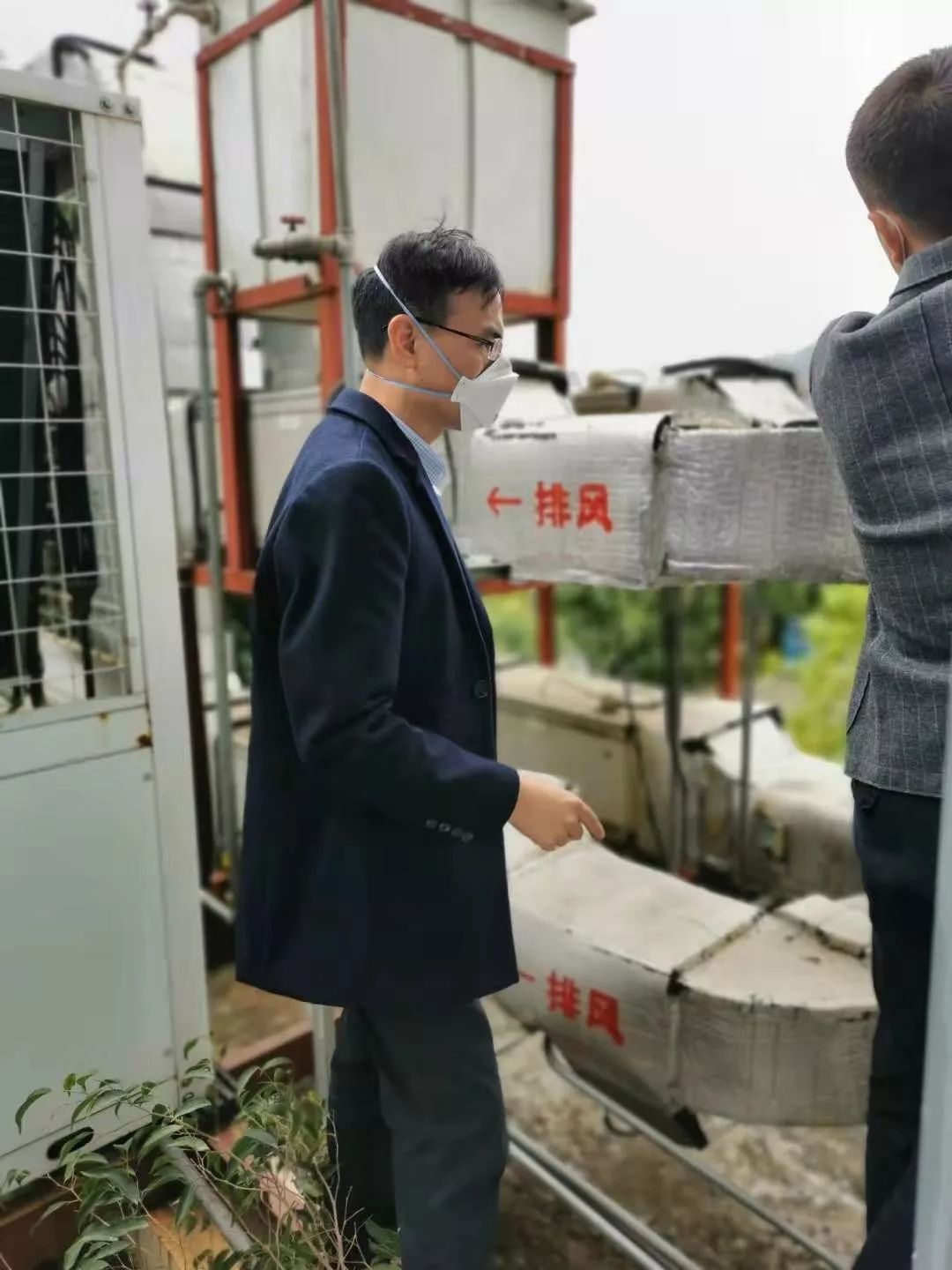 后勤各部门工作人员协助医院感染管理专家一同完成院内各处巡查,整改